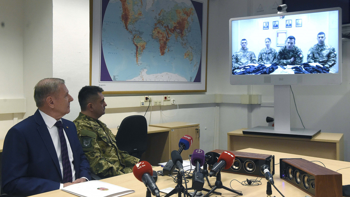 Benkő Tibor honvédelmi miniszter (b) és Böröndi Gábor, a Magyar Honvédség Parancsnokságának parancsnokhelyettese az iraki magyar kontingens helyzetéről tartott sajtótájékoztatón a Honvédelmi Minisztériumban 2020. január 9-én.