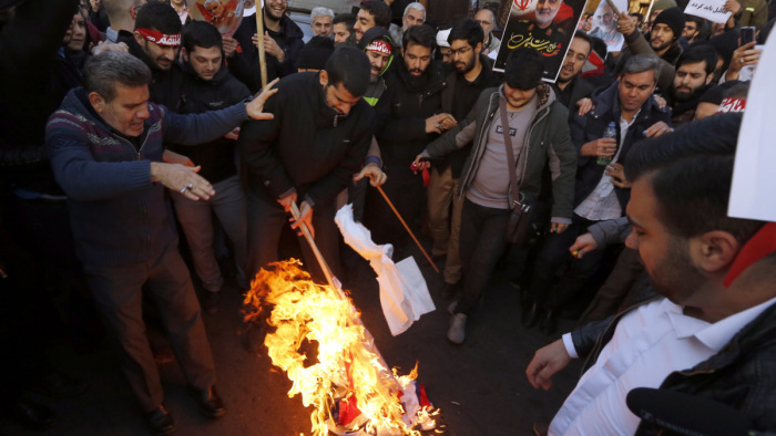 Éles lőszerrel lőhettek az iráni főváros tüntetőire