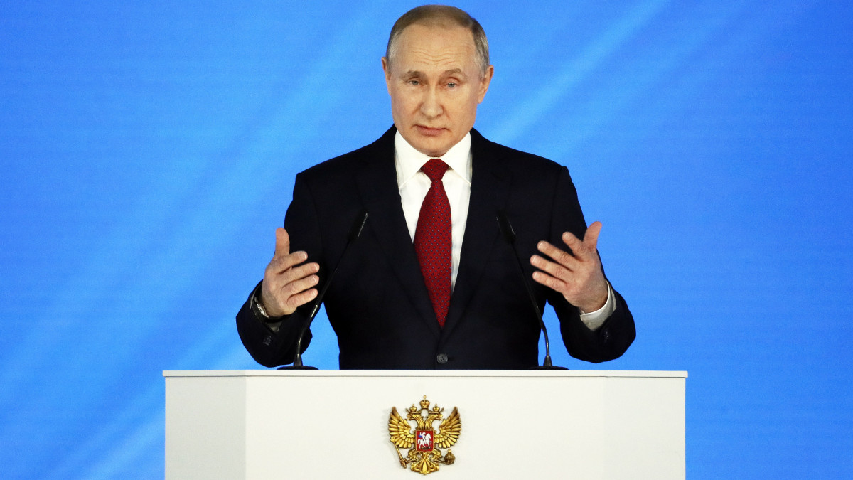 Vlagyimir Putyin orosz elnök éves beszédét mondja a parlament két háza előtt a moszkvai Manyézs Központi Kiállítási Csarnokban 2020. január 15-én.