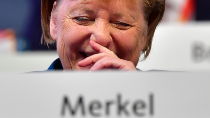 Meglopták egy boltban Angela Merkelt, elvitték a személyi igazolványát is