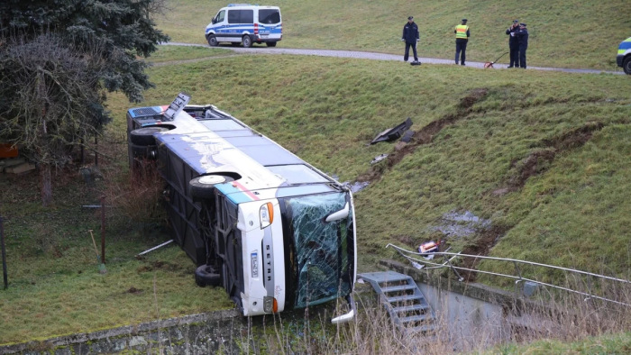 Felborult egy német iskolabusz, ketten meghaltak, rengeteg a sérült