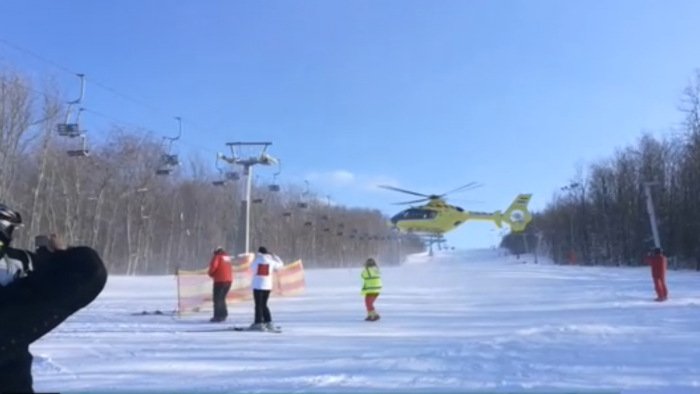 Újraélesztés után mentőhelikopter érkezett az eplényi sípályára