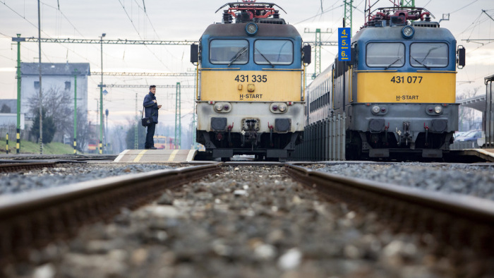 Magyar Közlekedési Klub: lassabb lesz busszal, mint vonattal
