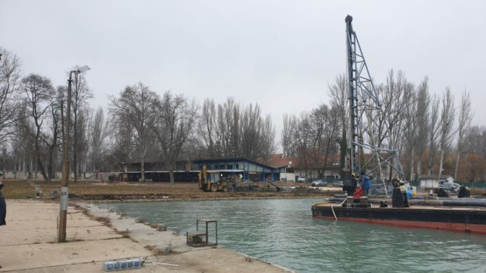 Már bontják a régi kikötőt Balatonfüreden