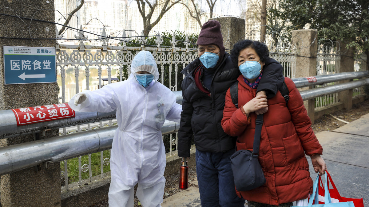 Védőfelszerelést viselő kórházi dolgozó eligazítást ad egy párnak a közép-kínai Hupej tartománybeli Vuhanban 2020. január 30-án. A kínai egészségügyi hatóságok szerint eddig 170 ember halt meg a koronavírus új, először Hupej tartományban azonosított változata okozta betegségben, a fertőzöttek száma meghaladja a hétezret. A kórokozó a világ több országában megjelent.
