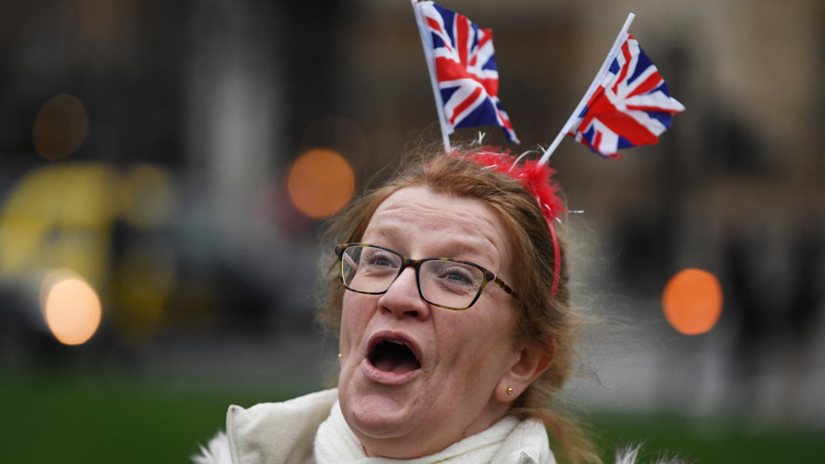 Függetlenségpárti nő ünnepli a brit kiválást a londoni Parlament téren 2020. január 31-én. Közép-európai idő szerint éjfélkor megszűnik az Egyesült Királyság tagsága az Európai Unióban.