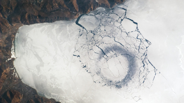 Rájöttek, mi okozhatja a rejtélyes köröket a Bajkál-tó jegében