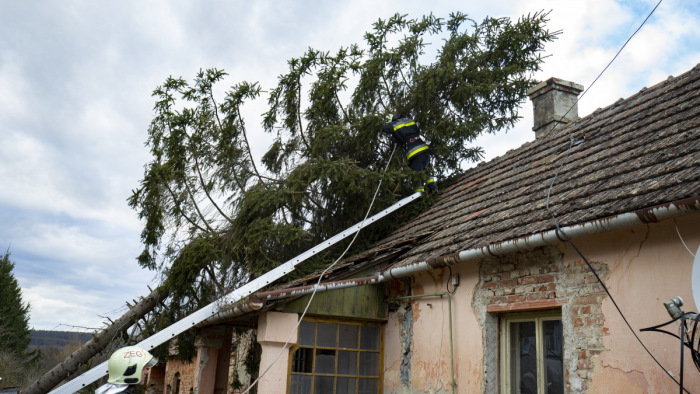 Vihar után: több ezer lakásban szünetel az áramellátás