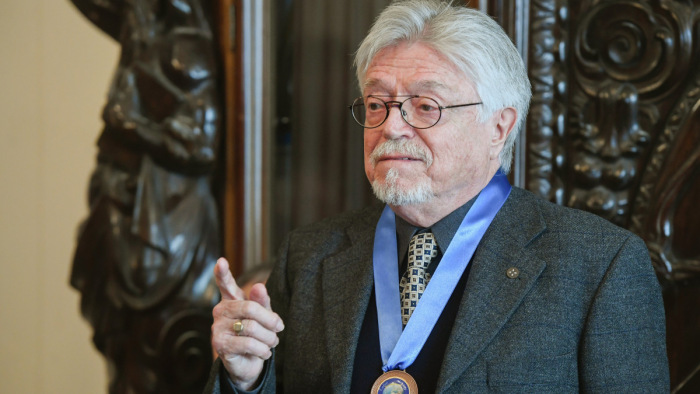 75 éves lesz - kitüntették Szörényi Leventét