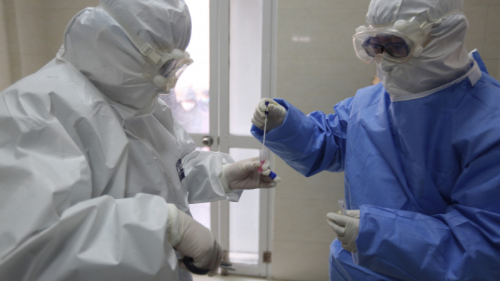 Padlóra küldte a kínai feldolgozóipart a koronavírus-járvány