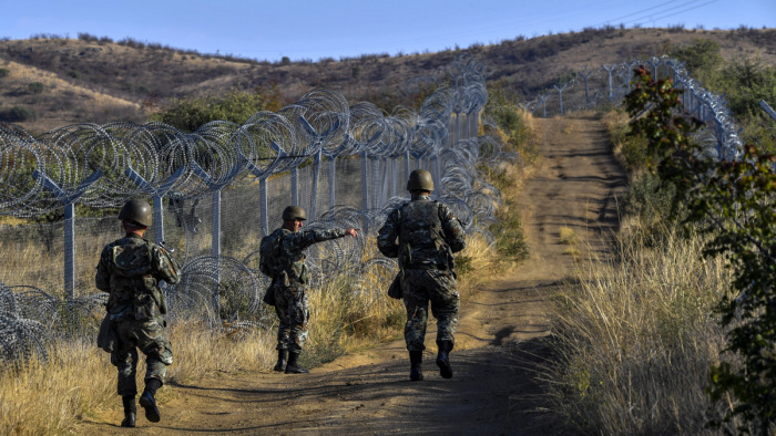 Külföldi határvédelemre vezényeltek 50 magyar rendőrt