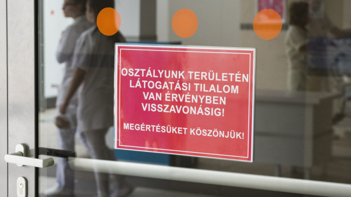 Újabb magyarországi kórházakban rendeltek el látogatási tilalmat