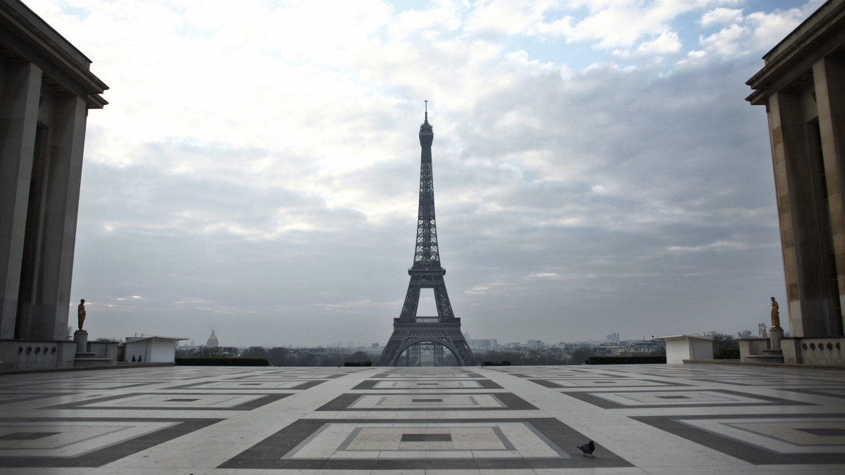 Galambok a párizsi Eiffel-torony előtti Trocadero téren 2020. március 18-án. Az új koronavírus járványa  miatt Franciaországban az emberek csak igazolással és halaszthatatlan ügyben hagyhatják el a lakhelyüket, ha munkába, bevásárolni vagy orvoshoz mennek.