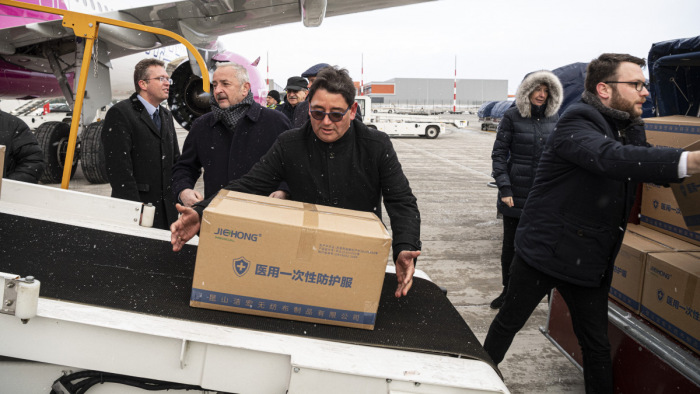 Leszállt Budapesten az első, orvosi eszközöket szállító gép Kínából