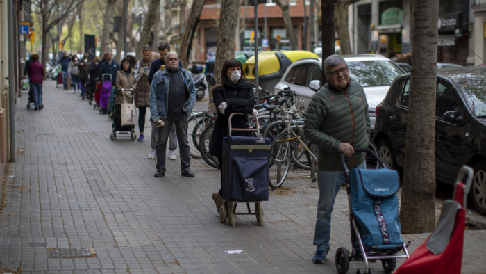 Spanyolországban több mint nyolcszázzal nőtt a halottak száma egy nap alatt