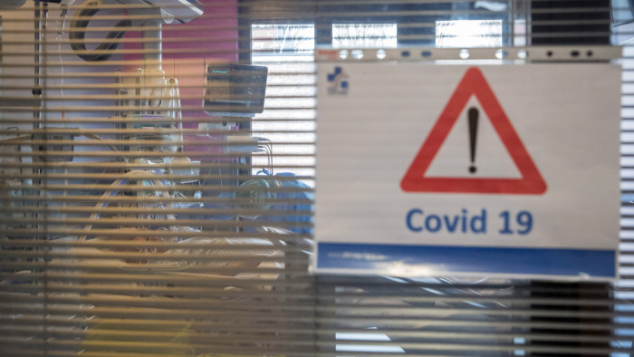 Koronavírus - már katonáknak is kórházi betegeket kell ápolniuk Belgiumban