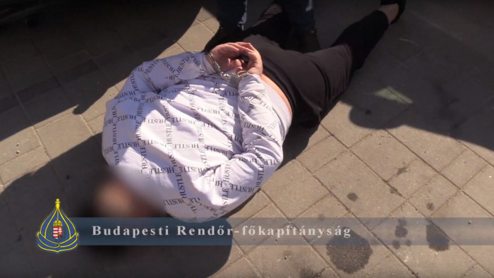 Rendőrségi rajtaütés egy budapesti parkolóban - videó