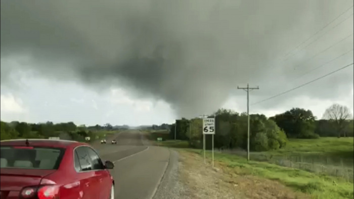 Rémisztő videó: testközelből filmezte le a tornádót viharvadász