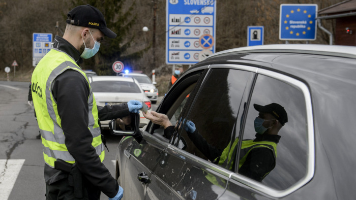 Óriási szigor a szlovák határon, több átkelőt le is zártak
