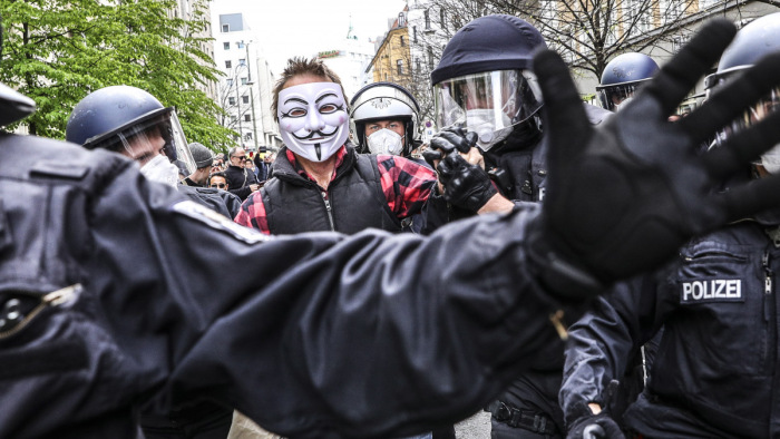 A koronavírus-korlátozások ellen tüntettek Berlinben