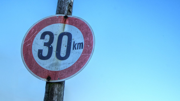 Az osztrák parlament zöld jelzést adott a 30 kilométeres sebességkorlátozásnak