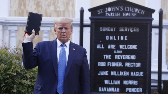 Bibliával a kezében üzent Trump