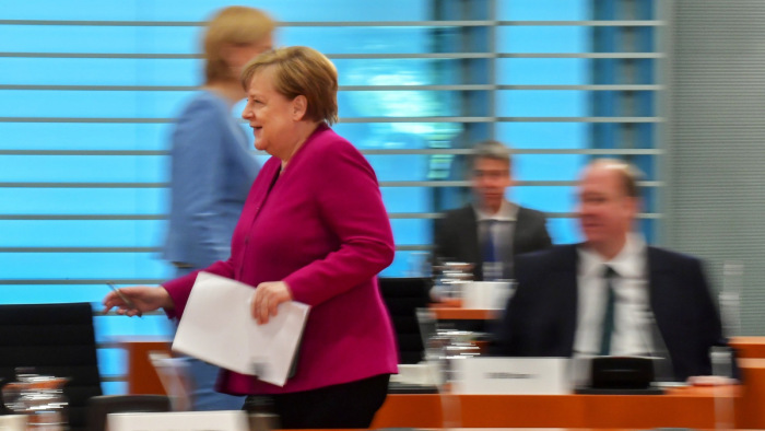 Angela Merkel: robbanásszerű emelkedésnek indult a fertőzések száma Németországban
