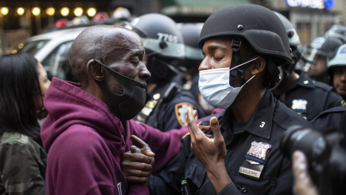 Floyd-hatás: átúszta a tüntetői brutalitás az Atlanti-óceánt