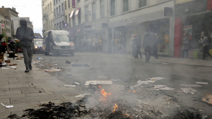 Vízágyút is bevetettek a rendőrök Brüsszelben