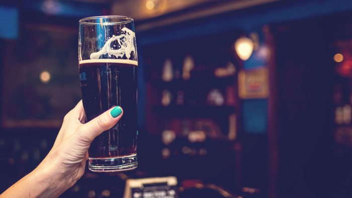 Szédült szombat: úgy megrohamozták Angliában a pubokat, hogy kifogy a sör – videó