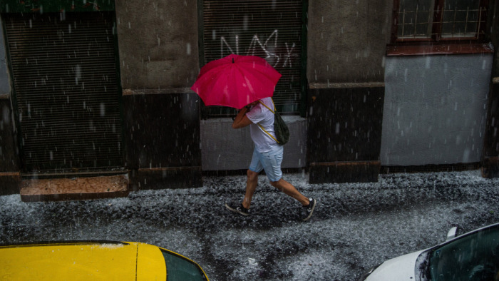 Jégtől fehér utcák, hömpölygő vízáradat - a budapesti vihar képeken, videón