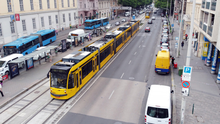 Budapesten pótlóbusz jár a 6-os villamos helyett hétfő éjszaka