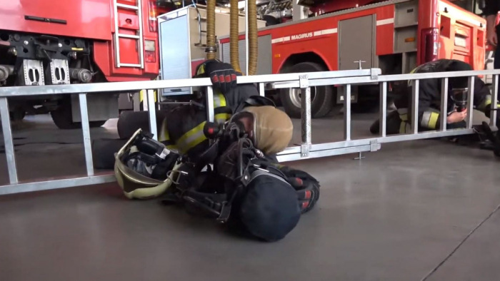 Elképesztő, amit ezek a fővárosi tűzoltók művelnek – videó