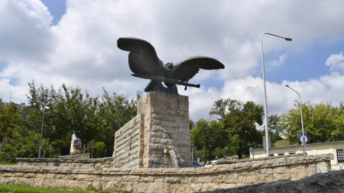 Döntöttek a XII. kerületi Turul-szoborról