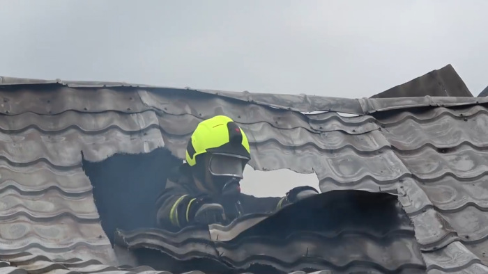 Lángokban állt egy családi ház, oltás közben vágták szét a tetőt - videó