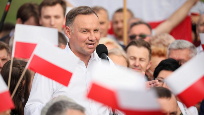Elemzők: a hajrában vált szorossá a küzdelem a lengyel elnökválasztáson