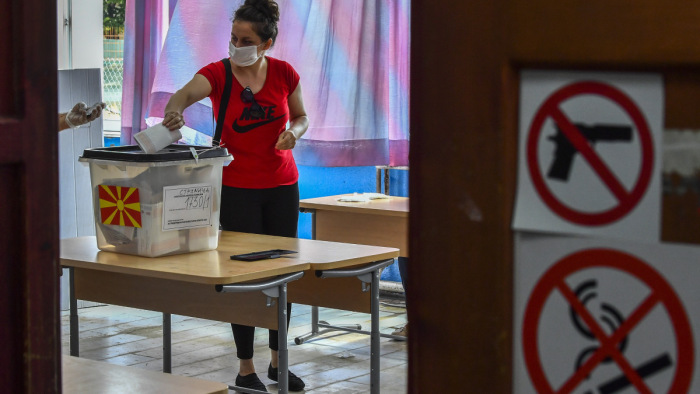 A Nyugat-barát kormánypárt nyerte az észak-macedóniai választásokat