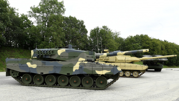 Megérkezett Tatára az első négy Leopard harckocsi