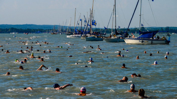 Szombaton ellepik az úszók a Balatont, ilyen idő várható