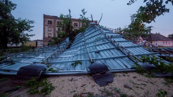 Bitang erejű széllökésekkel és özönvízszerű esőzéssel csapott le a vihar, de még nincs vége