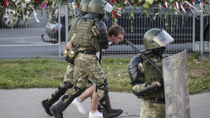 Folytatódtak a tüntetések, az erkélyekre is fellőttek a fehérorosz rendőrök