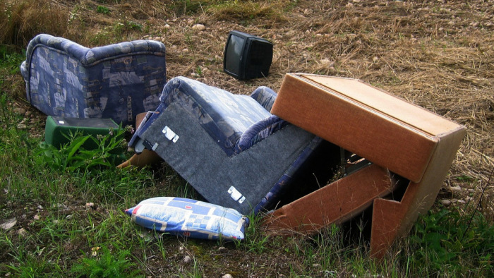 Illegális hulladéklerakás: Áder János szemléletváltozást és példás büntetést sürget
