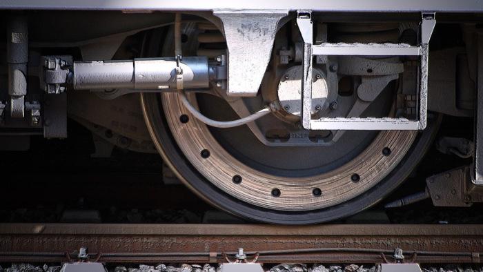Halálos vonatgázolás miatt lassul a közlekedés a Tatabánya-Szárliget szakaszon