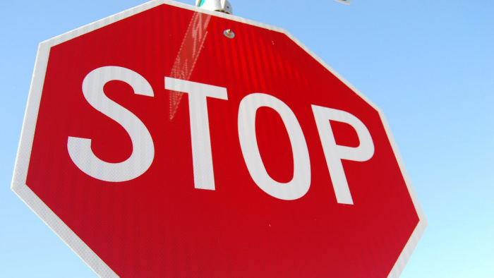 Rémisztő ceglédi videó: fékezés nélkül okozott balesetet a stoptáblánál