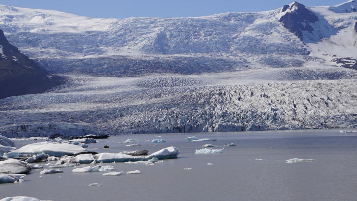 Grönlandi gleccser palackozott vize nyerte a környezetvédelmi szégyendíjat