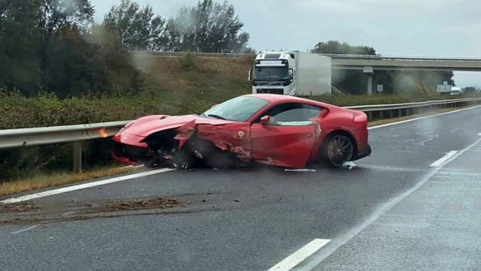 Totálkárosra tört egy százmilliós Ferrari az M3-ason – fotó