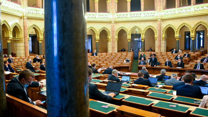 Az Apró-villa is szóba került a parlamentben