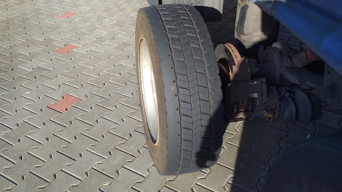 Elfuserált kerékkel baktatott a román teherautós az M5-ösön