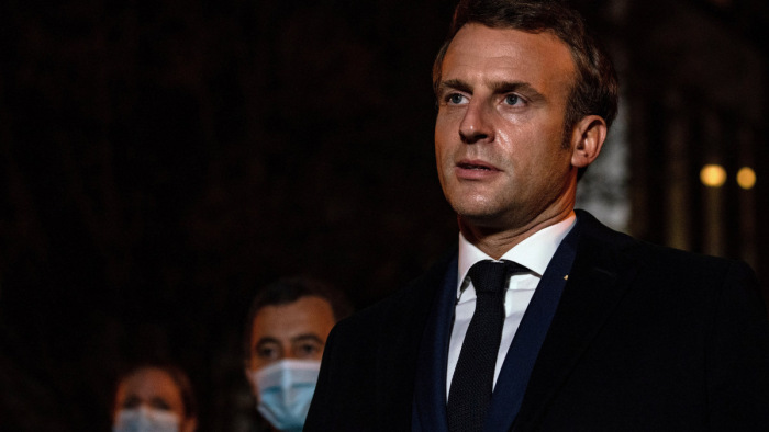 Tojással dobták meg a francia elnököt