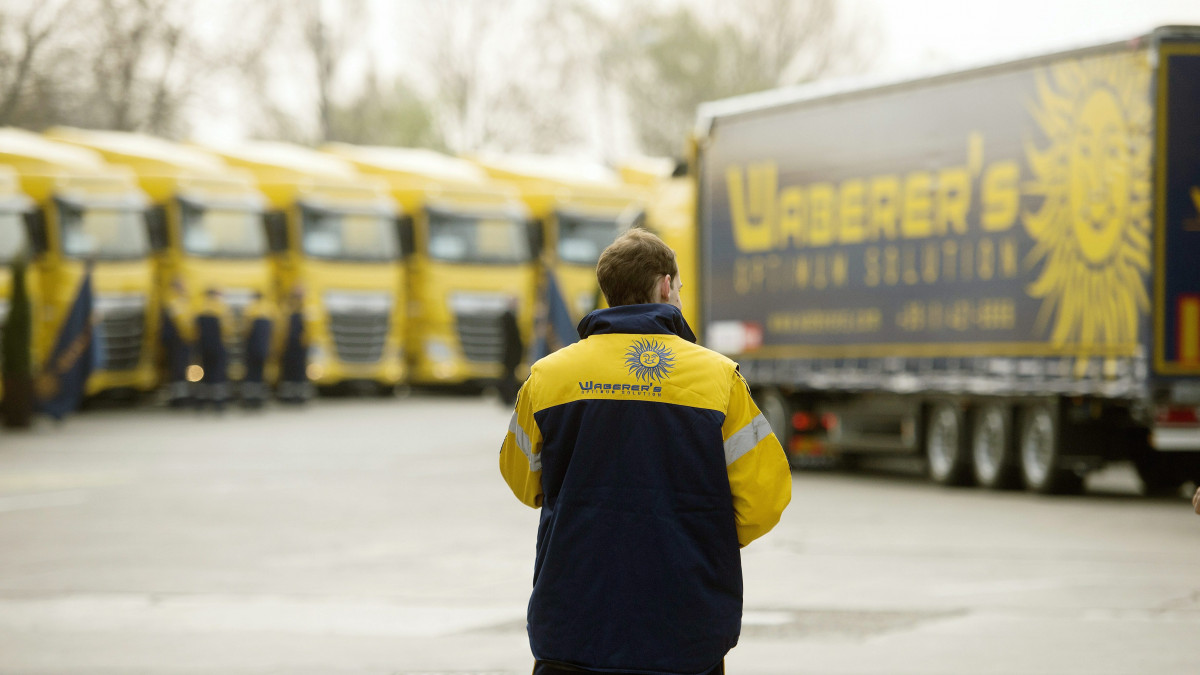 Egy gépkocsivezető a Waberers International Zrt. budapesti telephelyén, ahol ötszáz új kamiont adtak át 2014. március 26-án.